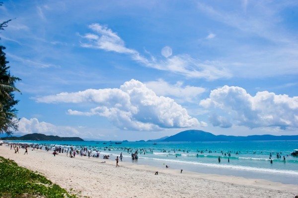 Biển Thiên Cầm đẹp nguyên sơ với mặt biển xanh cùng bãi cát trắng