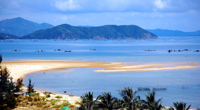 Biển Thiên Cầm với vẻ đẹp hoang sơ