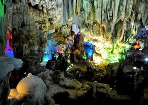 Du lịch Hạ Long khám phá những hang động tuyệt sắc.